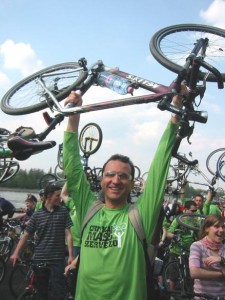 Budapest Massers, while cooperating with authorities, lift their bikes in the air en masse, a gesture that has come to represent defiance and territorial reclamation in American cities.