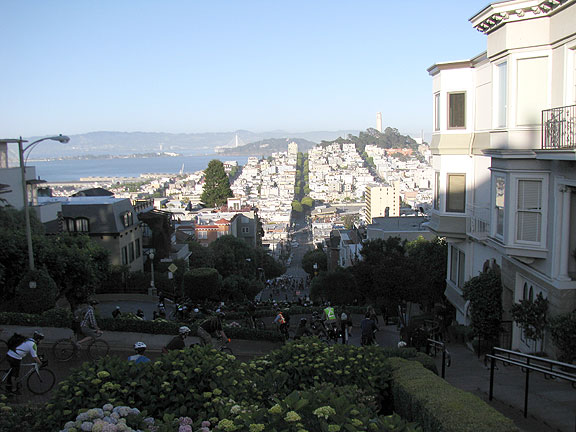 Longer view of the descent on Lombard.